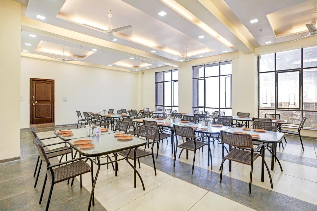 Townhouse Oak Hotel Rama Нашик Екстериор снимка