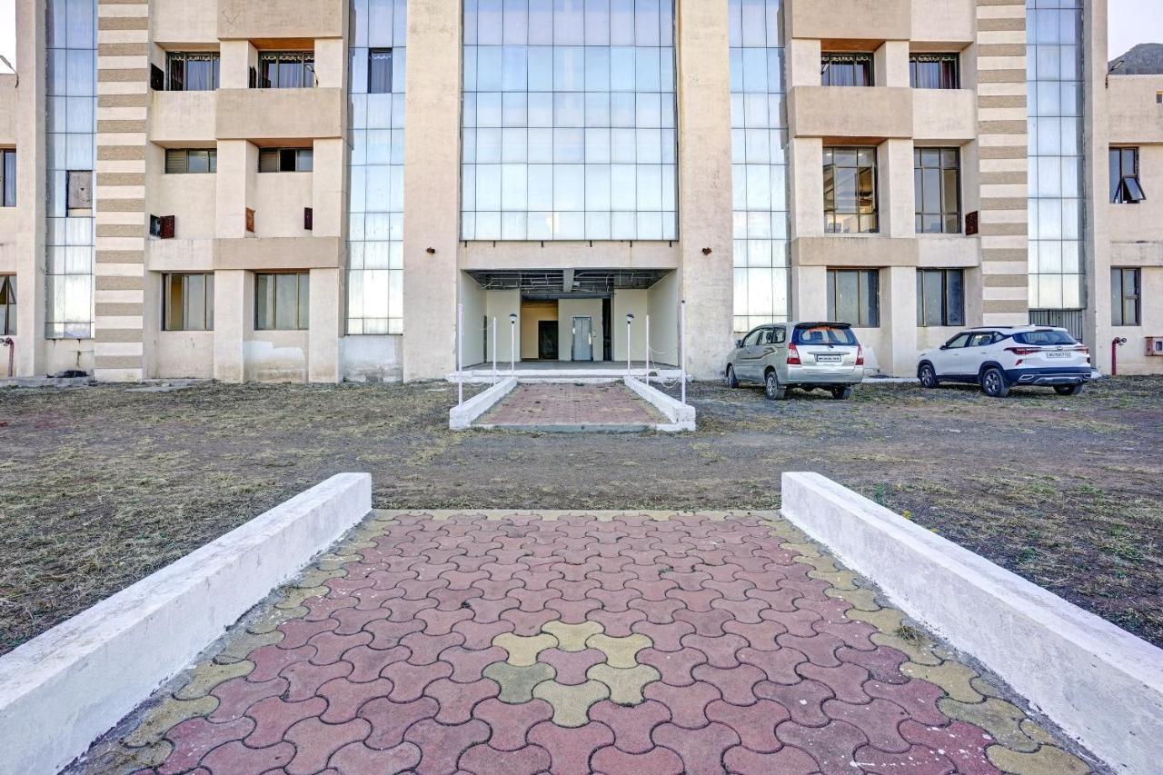 Townhouse Oak Hotel Rama Нашик Екстериор снимка