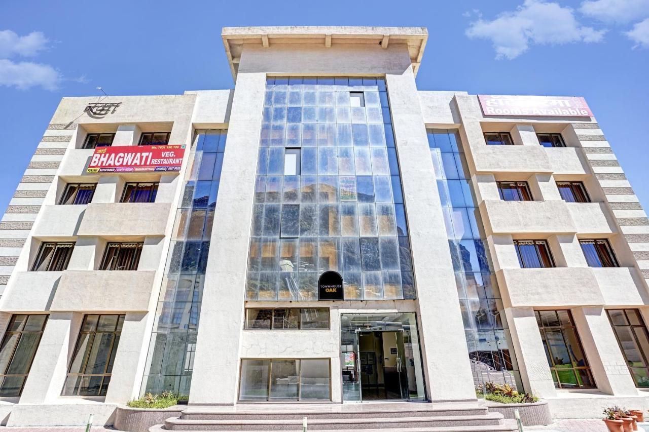 Townhouse Oak Hotel Rama Нашик Екстериор снимка