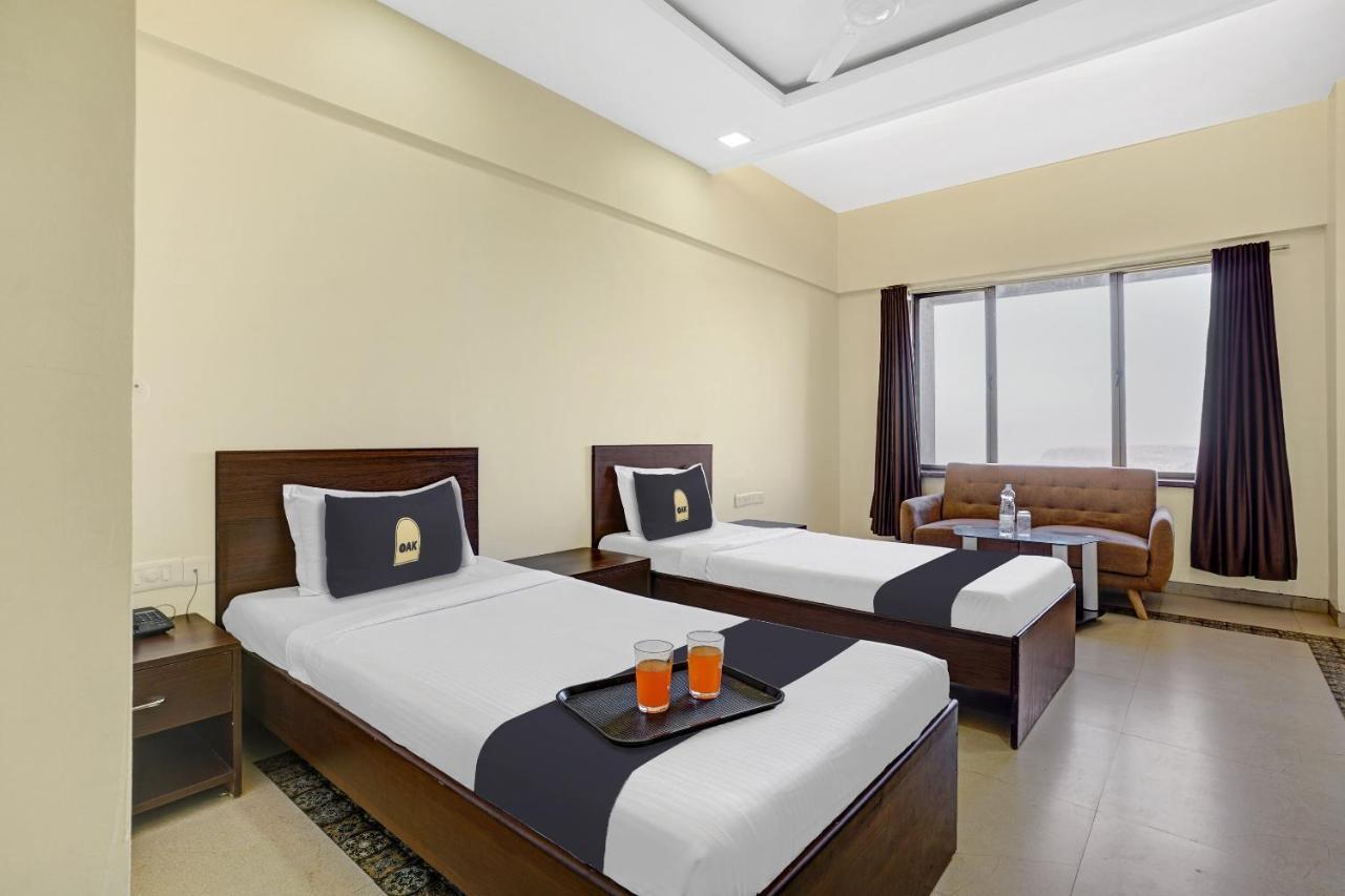 Townhouse Oak Hotel Rama Нашик Екстериор снимка