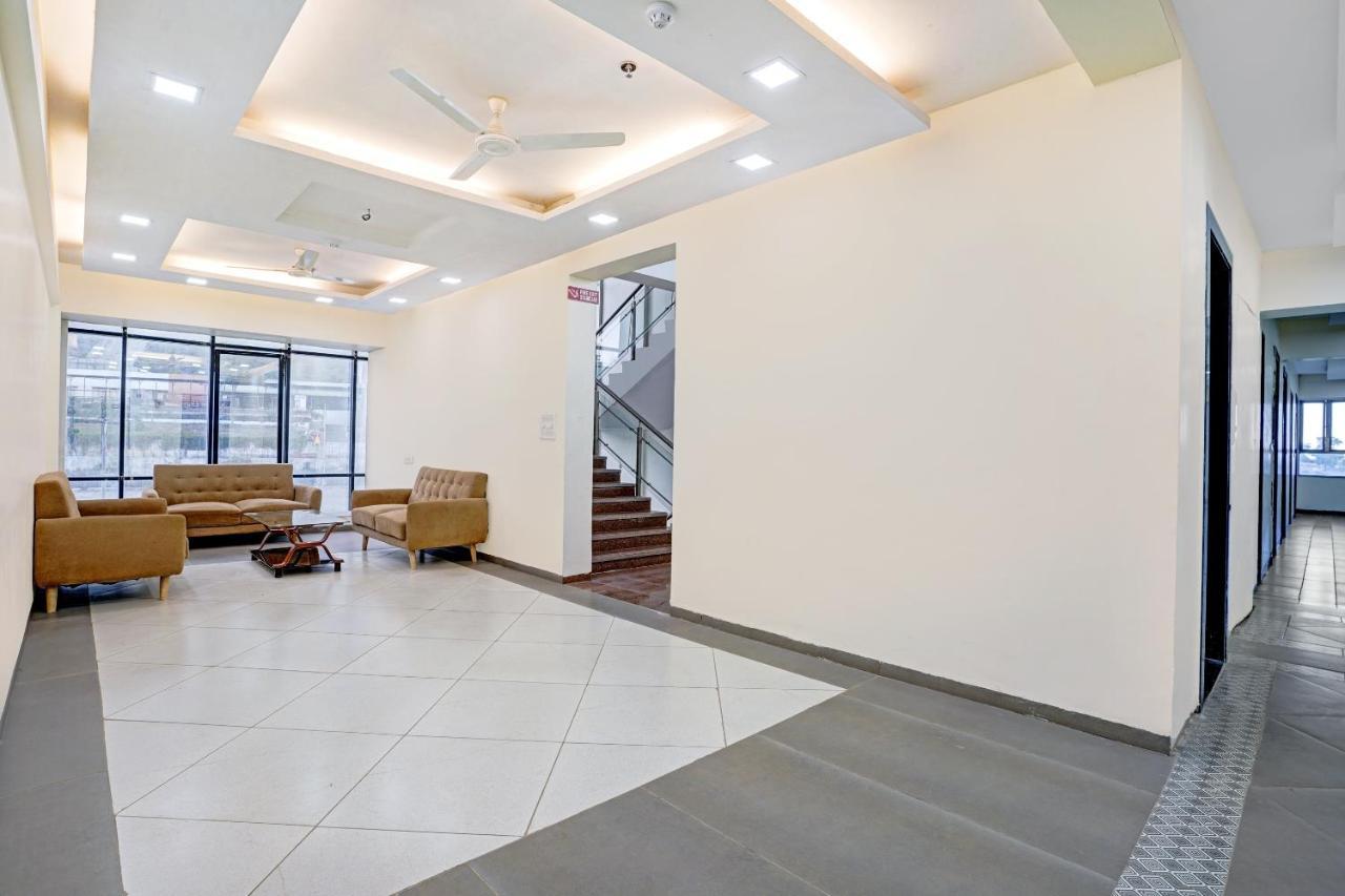 Townhouse Oak Hotel Rama Нашик Екстериор снимка